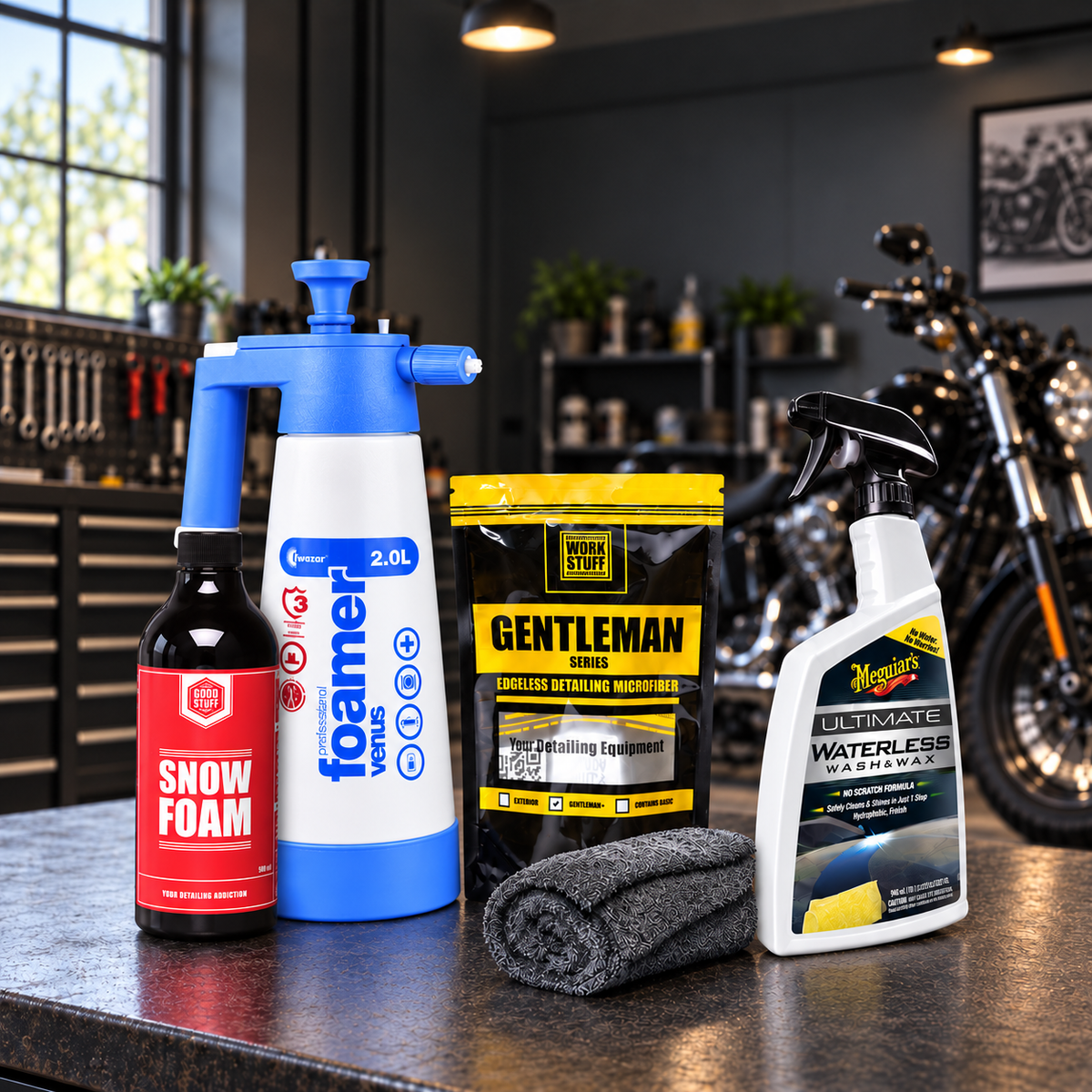 Show & Shine Kit Autopflege-Set mit vier Pflegeprodukten vor schwarzem Motorrad